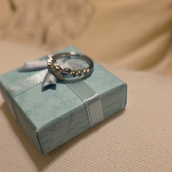 Elegant 925 Sterling Silver Heart Ring with Zirconia Accent Stones Sz 5 - Picture 2 of 4